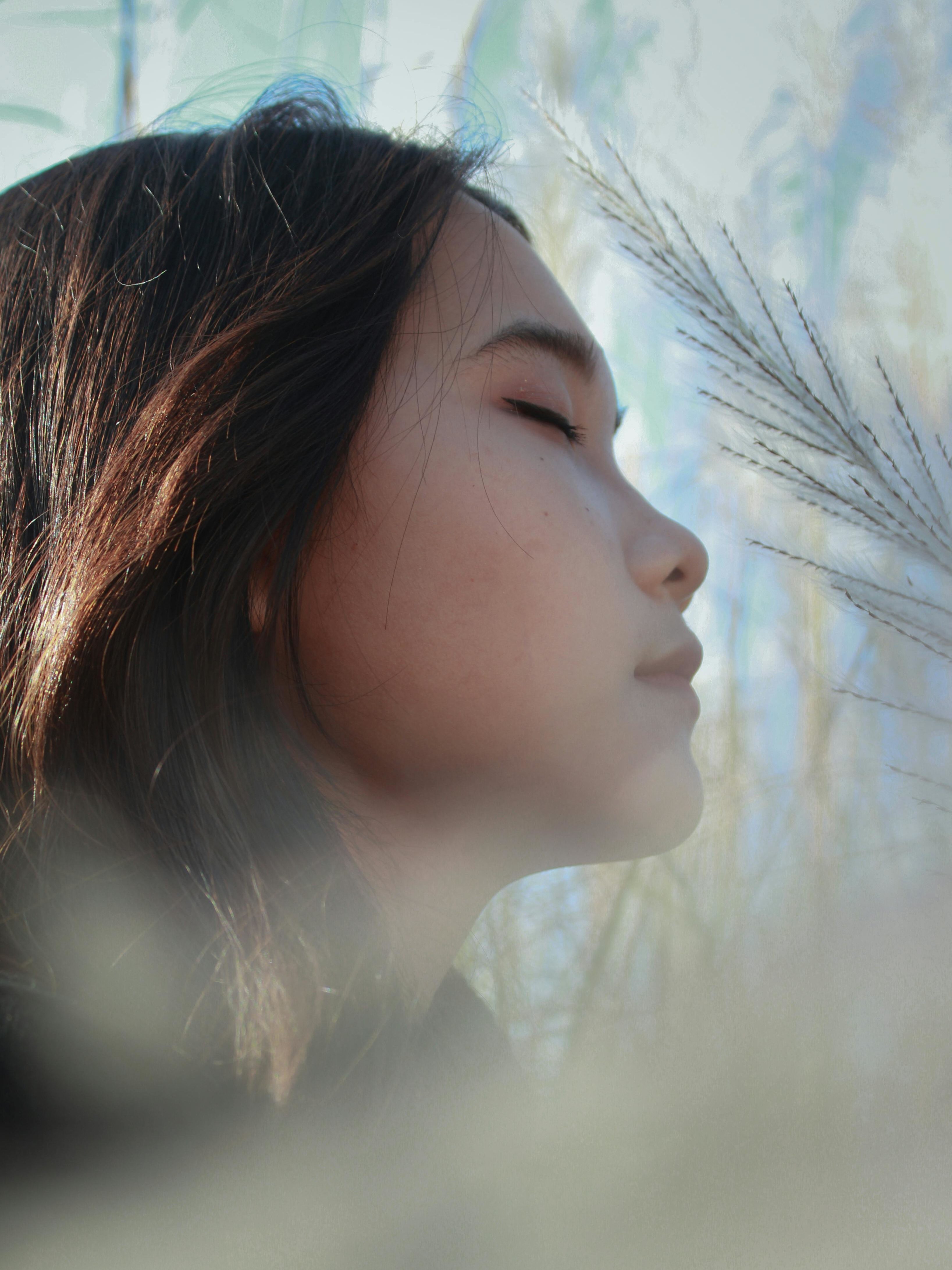 Photo d'une personne se relaxant dans la nature