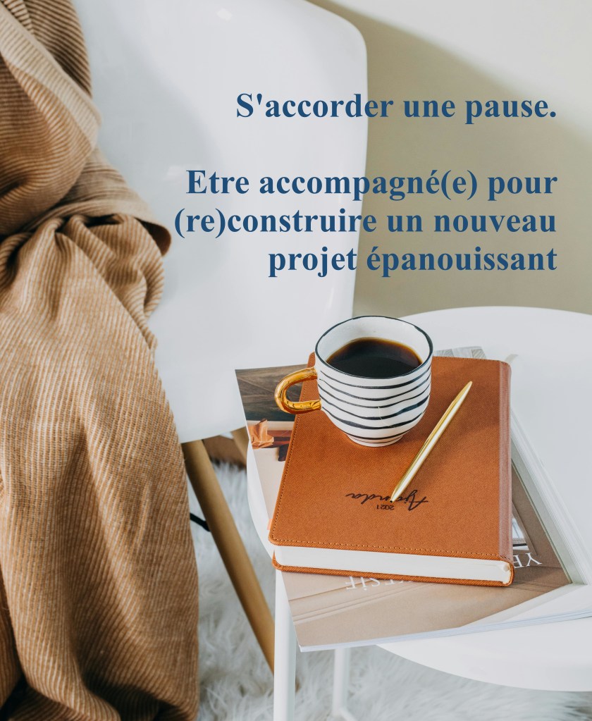 Photo d'une table basse avec un café et un carnet de notes etun texte en surimpression "S'accorder une pause. Etre accompagné(e) pour (re)construire un nouveau projet épanouissant.