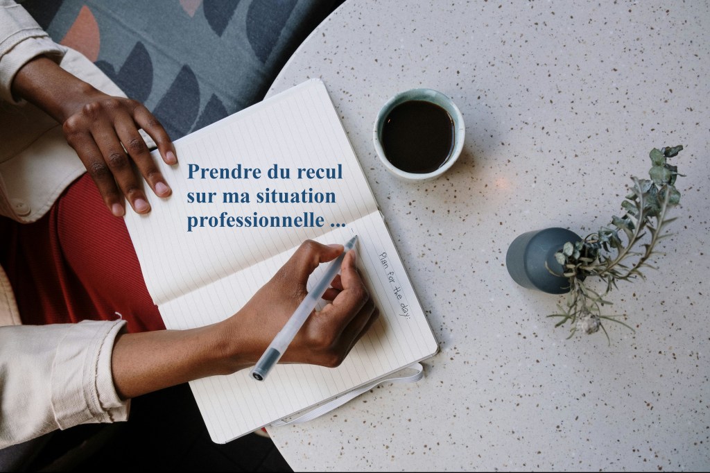 Photo en vue de dessus d'une personne qui écrit sur un cahier avec une tasse de café. Avec un texte "Prendre sur ma situation professionnelle ..."