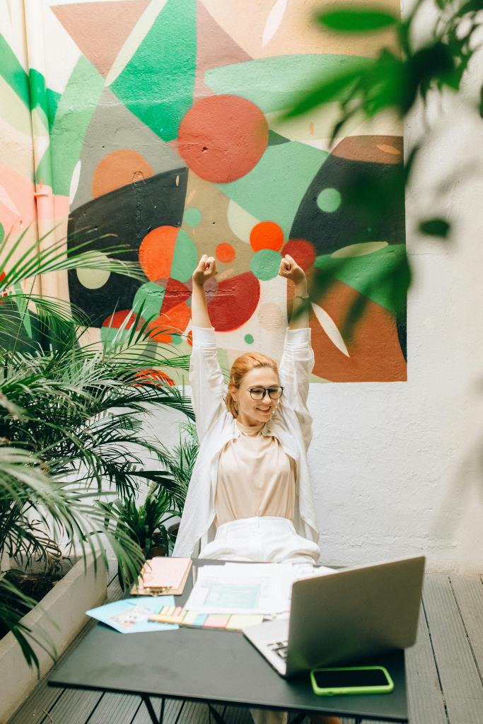 Photo d'une personne montrant un signe de satisfaction