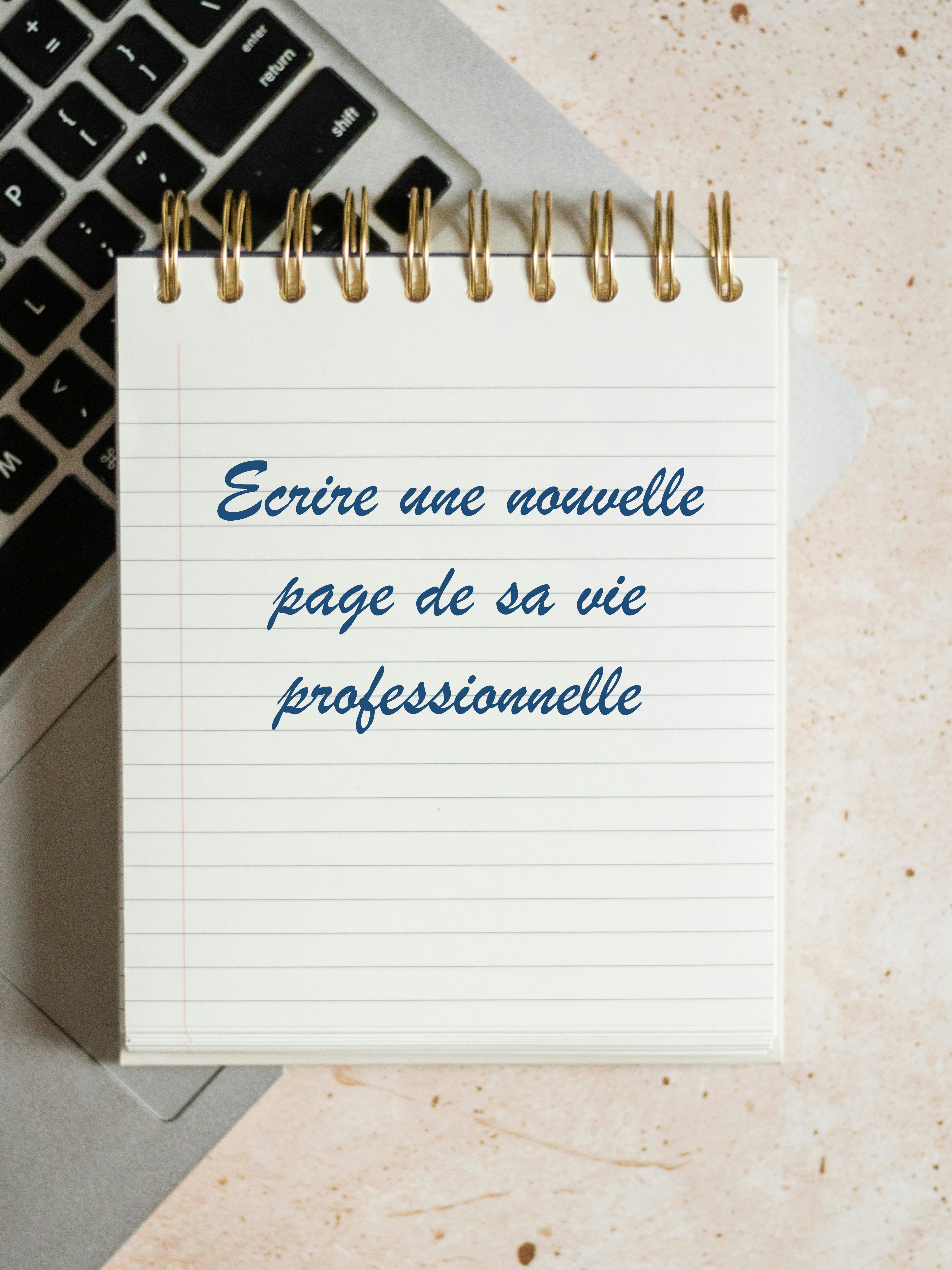Photo d'un carnet de note sur lequel il est écrit "Ecrire une nouvelle page de sa vie professionnelle"