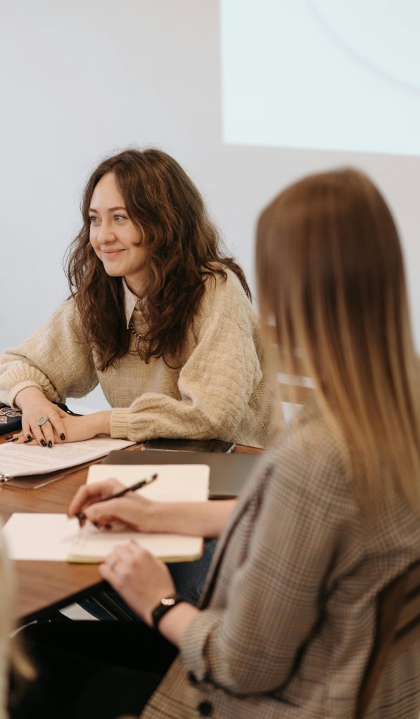 Photo d'un coach faisant une présentation