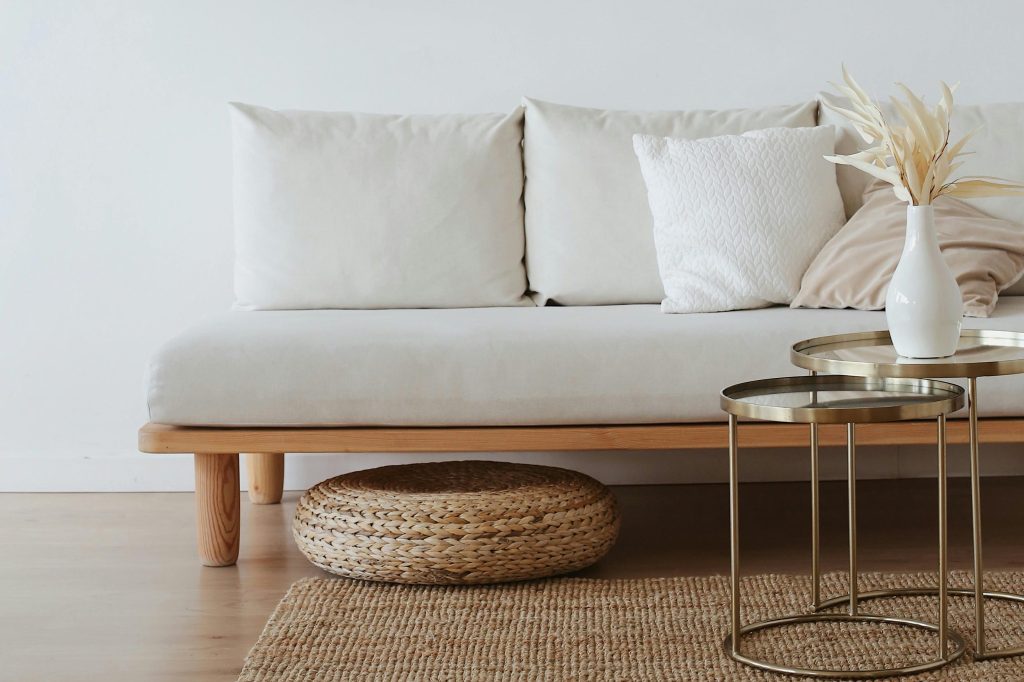 Photo d'un canapé cosy d'attente avec table basse