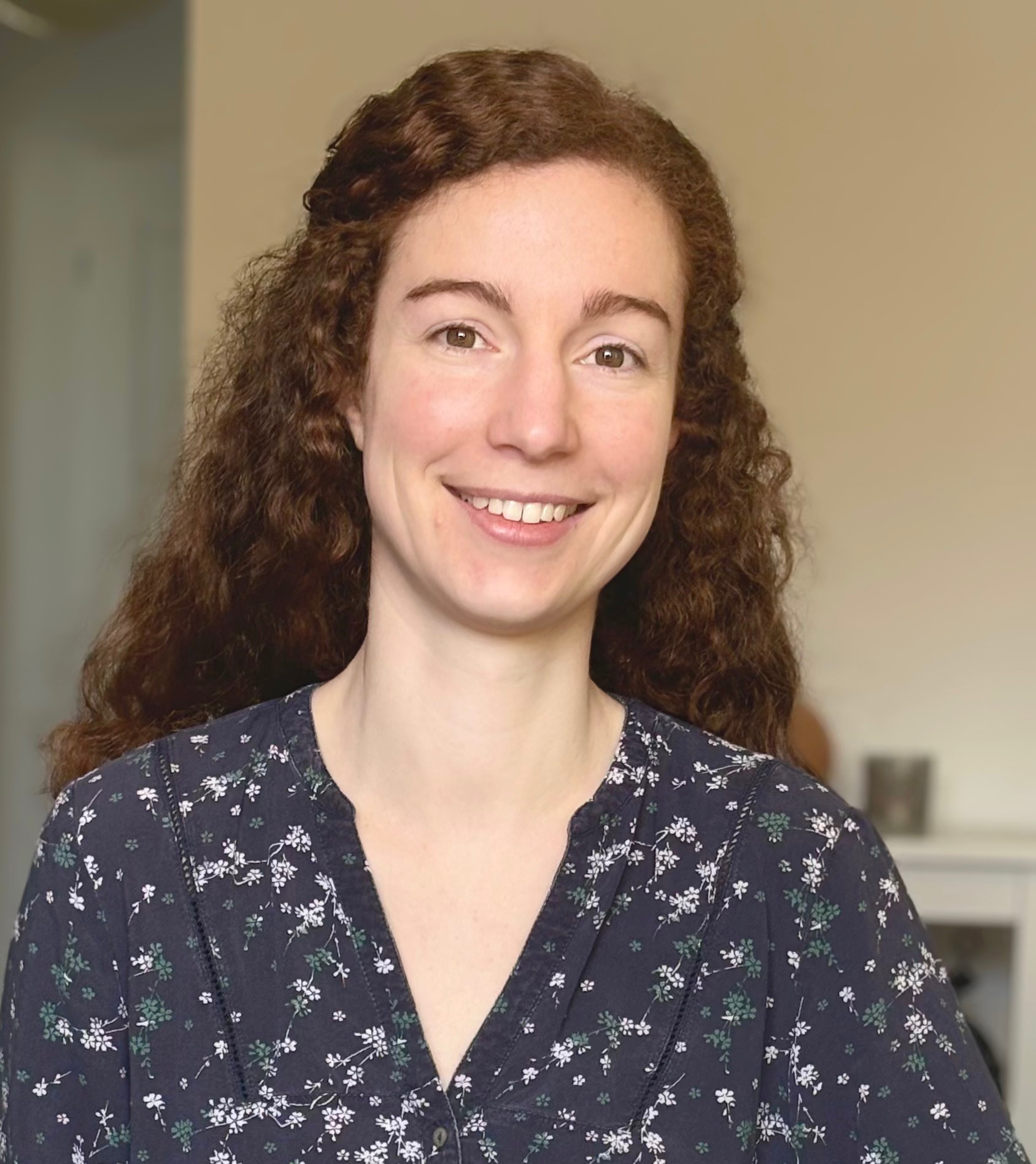 Photo de profil de Marion MATHET avec une expression chaleureuse et souriante.