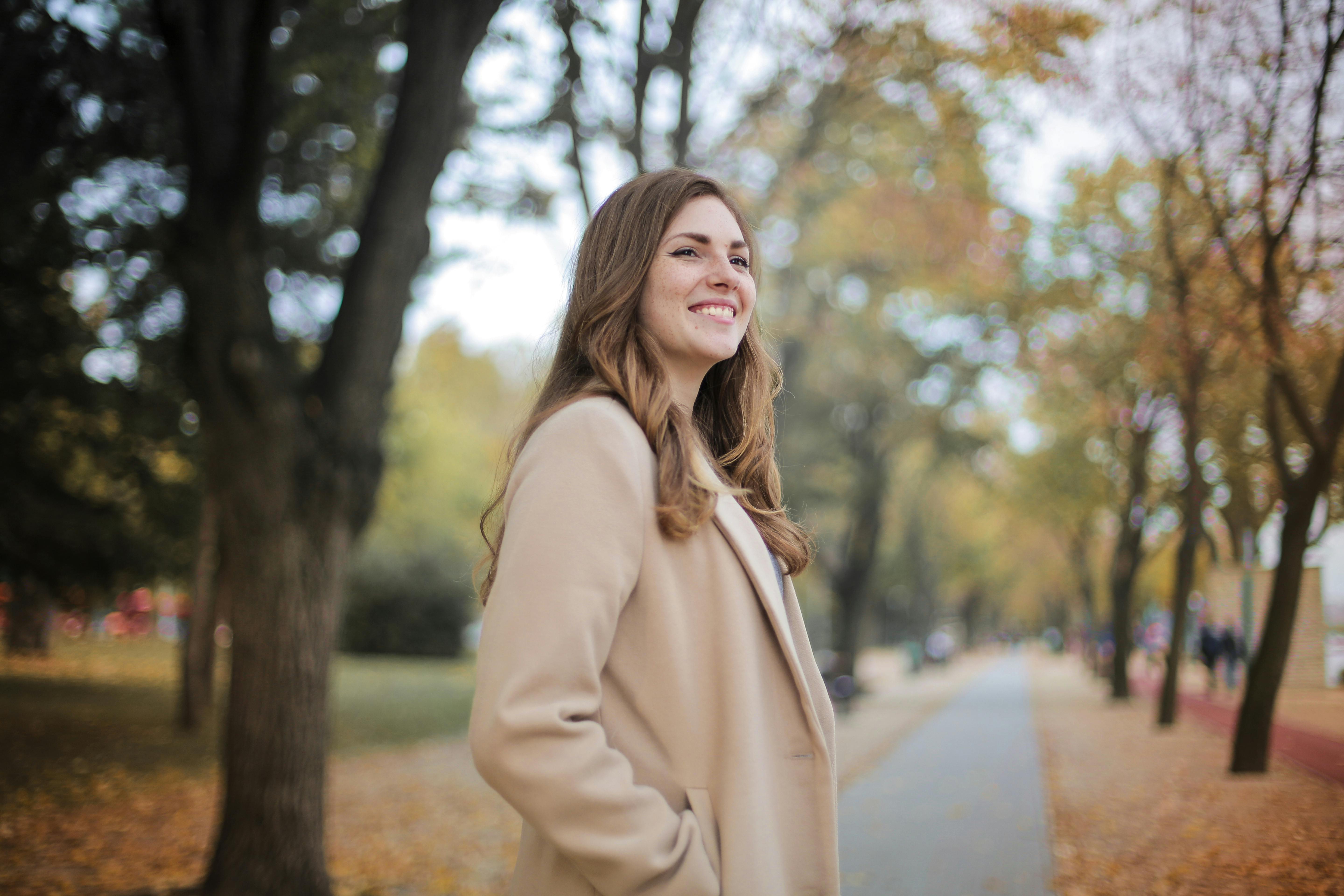 une femme heureuse qui réussit grâce aux conseils de cet article à mieux gérer la charge mentale et retrouver un équilibre vie pro vie perso